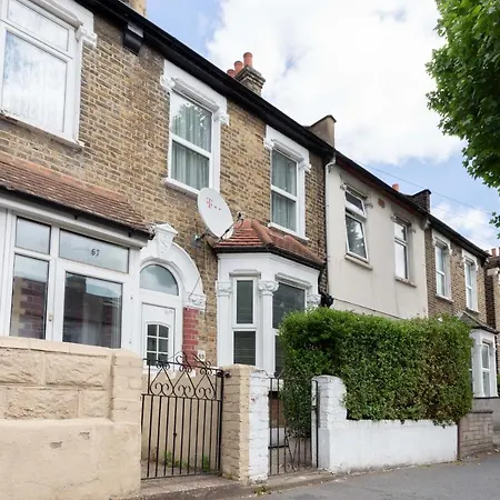 Contemporary 3 Bed House With Spacious Garden Close To Stratford